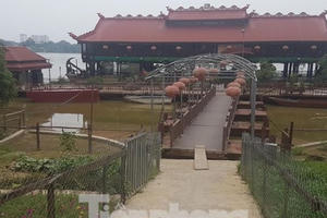 'Biệt phủ', nhà hàng mọc trái phép trên sông Hồng