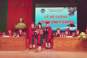 Clip màn cầu hôn nữ sinh của Thầy giáo ĐH Vinh gây tranh cãi