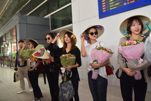 Exid hào hứng liên tục vẫy tay chào fan ở sân bay khi đến Việt Nam