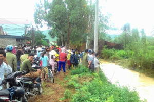 Dì bị lũ cuốn trôi khi chở cháu đến trường