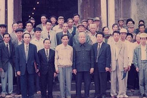 Hình ảnh quý hiếm về Nguyên Tổng Bí thư Đỗ Mười tại huyện Vĩnh Bảo