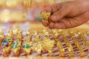 Giá vàng hôm nay 11/5: Đồng USD trượt dốc, giá vàng leo thang