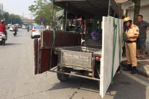 CSGT Hà Nội mạnh tay xử lý xe chở hàng cồng kềnh