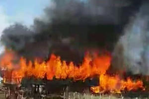 “ Bà hỏa" ghé thăm, thiêu rụi căn nhà sàn gỗ ở Gia Lai