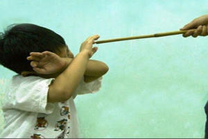 Nghi trộm tiền, bố đánh con gái tử vong