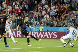 Messi hoàn toàn "tắt điện", Argentina thua tan nát trước Croatia