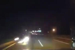 Hà Nội: Phát hoảng với ôtô chạy ngược chiều, lao vun vút trên cầu Nhật Tân