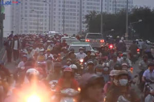 TP HCM: Tiềm ẩn nhiều tai nạn giao thông nơi chân cầu