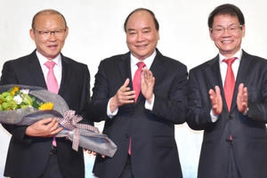 HLV Park Hang Seo ủng hộ tiền thưởng cho bóng đá trẻ và người nghèo