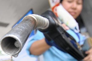 Giá xăng tiếp tục tăng 243 đồng/lít