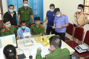 Chặn xe ô tô bắt giữ đối tượng vác dao đi “áp tải” 5kg ma túy đá