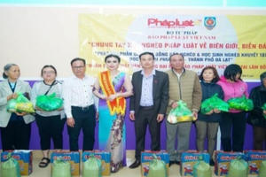 Báo Pháp luật Việt nam trao quà cho người nghèo tại Lâm Đồng