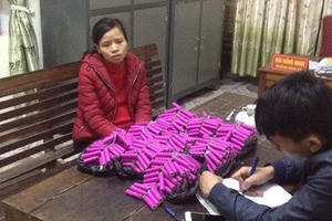 "Nữ nhi" buôn 900 quả pháo, "nam nhân" giấu 35 kg pháo trong bao tải rau