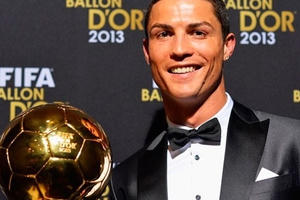 Ronaldo nhận Quả Bóng Vàng tại phòng truyền thống của Real