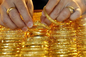 Giá vàng hôm nay 26/4: USD tăng đẩy giá vàng lao dốc