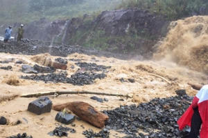 Clip tuyến quốc lộ 27C Nha Trang - Đà Lạt bị tê liệt do sạt lở đất đá