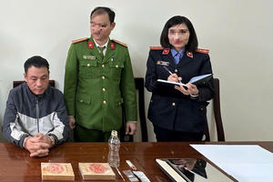 Bắt đối tượng, thu giữ 2 bánh Hêrôin cùng súng ngắn