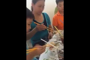 Clip: Dân mạng phẫn nộ với vị khách không mời còn "chôm chỉa" thức ăn trong đám cưới