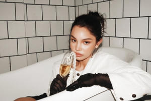 Bông hồng lai Alexandra Matheson khoe vẻ đẹp ngọt ngào dịp Giáng sinh