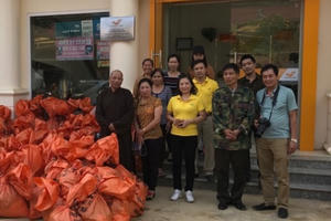 Ban trị sự Phật giáo huyện Bù Đăng tặng quà đồng bào vùng lũ - Trạm Tấu