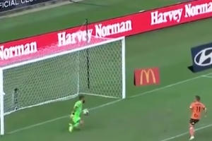 [Clip]: Pha sút penalty "kỳ quặc" của cầu thủ Eric Bautheac