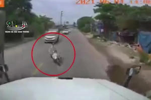 Video: Nam thanh niên vượt ẩu tông thẳng vào đầu xe container