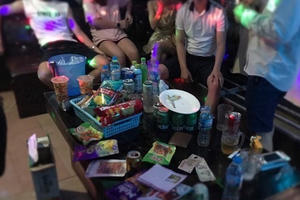 7 nam nữ đang “bay” trong phòng Vip trên sàn vương vãi nhiều ma túy 7 nam nữ đang “bay” trong phòng Vip trên sàn vương vãi nhiều ma túy