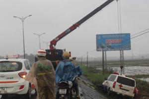 Tai nạn giao thông Plus: Xe cứu thương đâm đổ cọc tiêu quốc lộ, lao xuống ruộng Tai nạn giao thông Plus: Xe cứu thương đâm đổ cọc tiêu quốc lộ, lao xuống ruộng