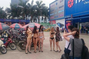 Vụ “tiếp thị mát mẻ” tại siêu thị điện máy: Trần Anh bị phạt 40 triệu đồng Vụ “tiếp thị mát mẻ” tại siêu thị điện máy: Trần Anh bị phạt 40 triệu đồng