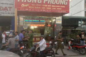 Hai thanh niên nổ súng cướp tiệm vàng ở Sài Gòn Hai thanh niên nổ súng cướp tiệm vàng ở Sài Gòn