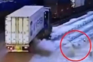 Clip: Pha nổ lốp container kinh hoàng khiến người đàn ông gục tại chỗ