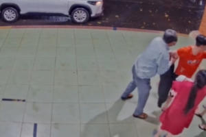 Clip: Thanh niên không đeo khẩu trang còn rút súng đe dọa nhân viên y tế ở Lâm Đồng