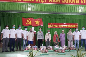 Đồng Tháp: Trao tặng 60 phần quà cho hộ nghèo gặp khó khăn trong dịch Covid-19