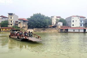 Độc đáo những bức tường cổ xây bằng mảnh chum, tiểu sành ở làng Thổ Hà