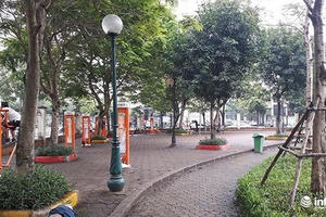 Người dân treo băng rôn phản đối “xén” công viên Cầu Giấy