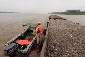 Hà Nội: Bắt giữ 2 tàu khai thác cát trái phép trên sông Hồng