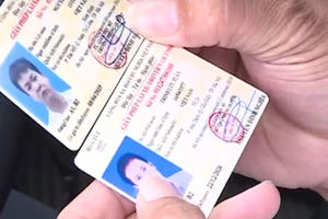 CSGT dùng điện thoại thông minh phát hiện ngay giấy phép lái xe giả