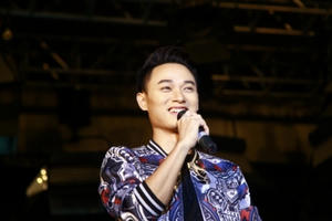 Trúc Nhân “quậy tung” sân khấu trường Báo