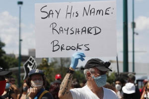 Mỹ lại "dậy sóng" vụ cảnh sát bắn chết người da màu ngủ gật trên ôtô