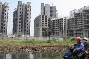 Ngân hàng rao bán hàng loạt ô tô, máy móc...thậm chí cả vỏ bình gas để thu hồi nợ