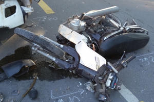 Lao đầu vào xe tải, người đàn ông nằm bất động giữa đường