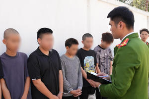 Bắt giữ nhóm đối tượng điều khiển mô tô, mang theo hung khí gây rối tại Nghệ An