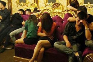 Hà Tĩnh: Đình chỉ công tác cô giáo thác loạn trong tiệc ma túy