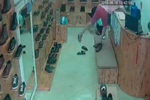 Hà Nội: Giả vờ mua giày, lấy trộm điện thoại của nhân viên