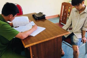 Kon Tum: Nam thanh niên dùng con tin uy hiếp công an