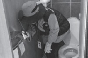 Lực lượng chuyên rà tìm camera quay lén