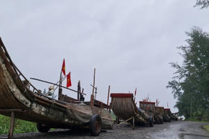 Người dân Nghệ An kéo cả thuyền lên bờ để “chạy” bão số 7 Người dân Nghệ An kéo cả thuyền lên bờ để “chạy” bão số 7