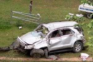 Hòa Bình: Fotuner mất lái lao xuống ruộng khiến 4 người bị thương