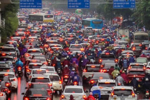 Mưa triền miên, phố phường Hà Nội tắc tứ bề sáng đầu tuần