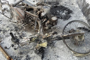 Xe máy cháy ngùn ngụt trên đường, chủ nhân vứt xe bỏ chạy